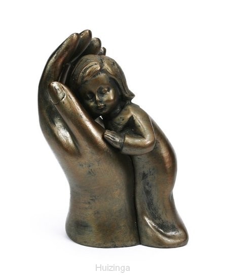 Beeld kind in hand 10cm bronskleur