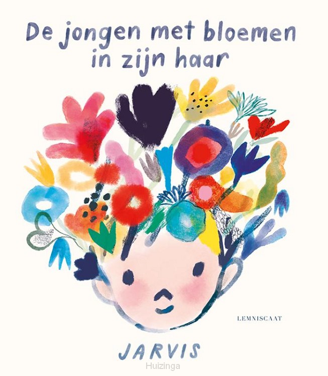 Jongen met bloemen in zijn haar