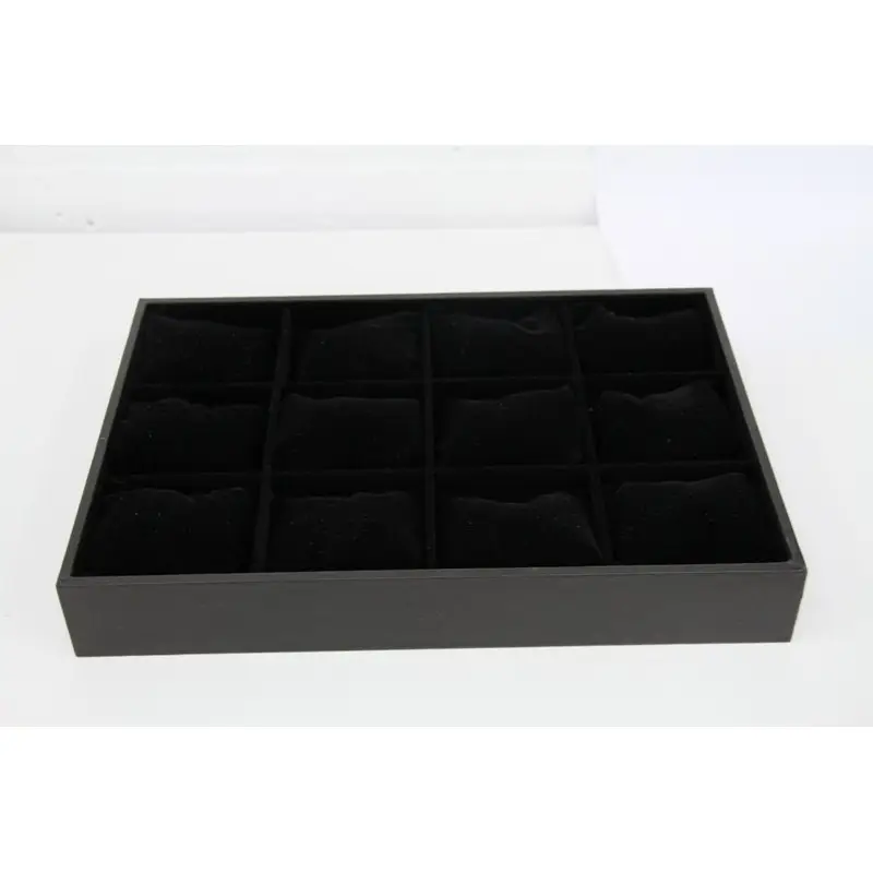 Bracelet display with 12 pads